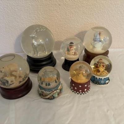 Lot 49 - Snow Globes