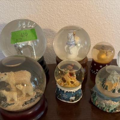Lot 49 - Snow Globes