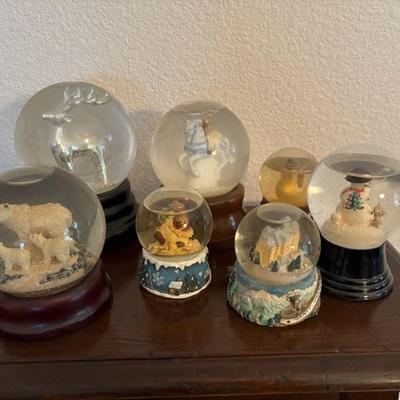 Lot 49 - Snow Globes