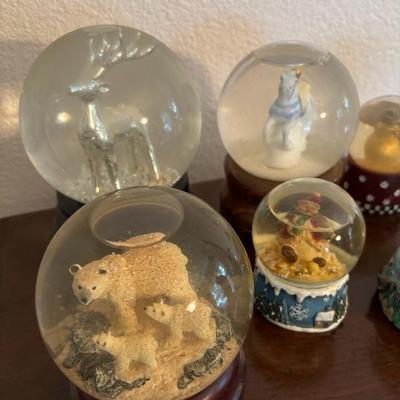 Lot 49 - Snow Globes