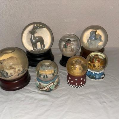 Lot 49 - Snow Globes