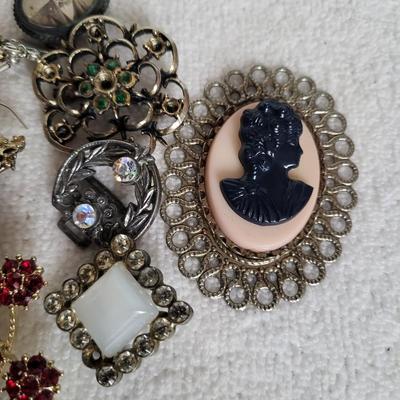BROKEN JEWELRY FOR CRAFTS OR PARTS