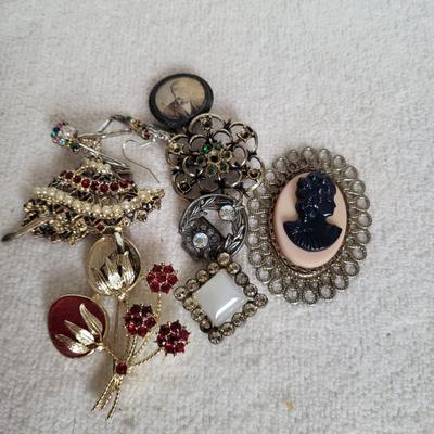 BROKEN JEWELRY FOR CRAFTS OR PARTS