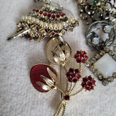 BROKEN JEWELRY FOR CRAFTS OR PARTS