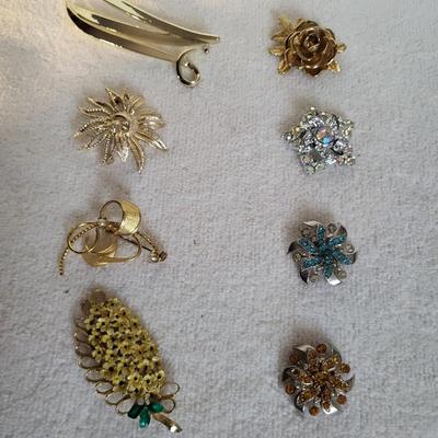 VINTAGE BROOCHES