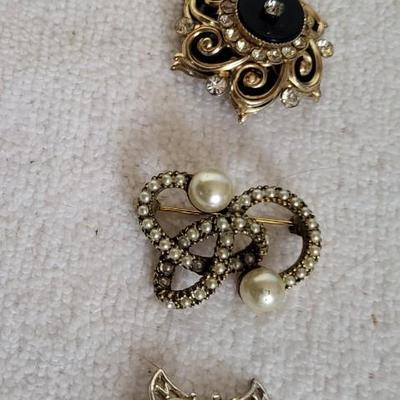 12 VINTAGE BROOCHES