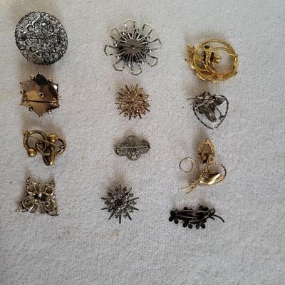 12 VINTAGE BROOCHES