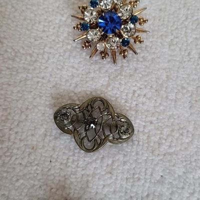 12 VINTAGE BROOCHES