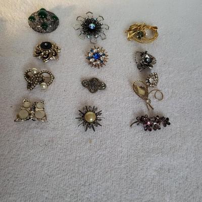12 VINTAGE BROOCHES