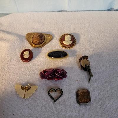 BAKELITE, CAMEOS AND OTHER VINTAGE BROOCHES