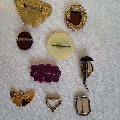 BAKELITE, CAMEOS AND OTHER VINTAGE BROOCHES
