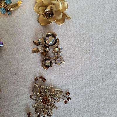 6 VINTAGE BROOCHES
