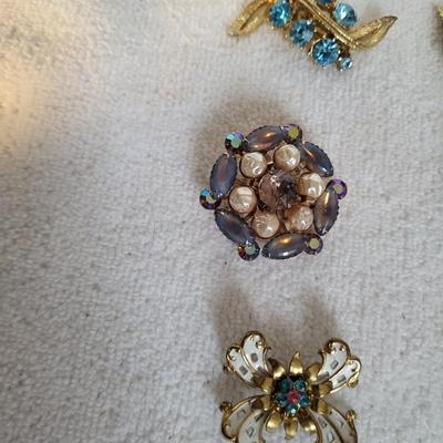 6 VINTAGE BROOCHES
