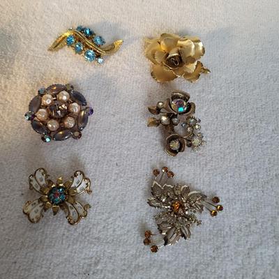 6 VINTAGE BROOCHES