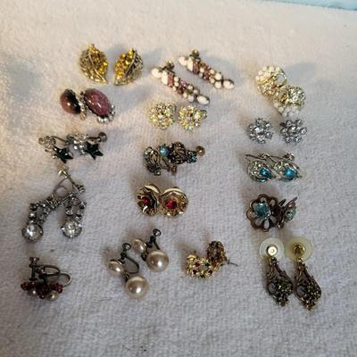 VINTAGE CLIP ON EARRINGS
