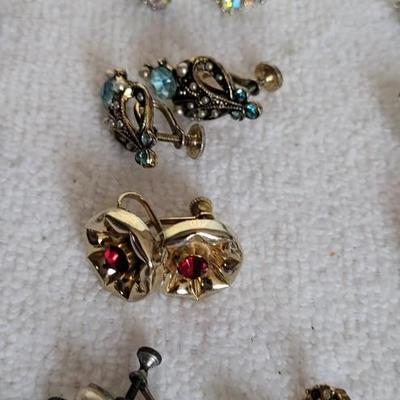 VINTAGE CLIP ON EARRINGS