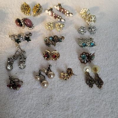 VINTAGE CLIP ON EARRINGS