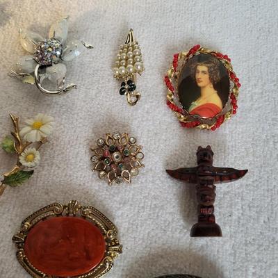 NICE VARIETY OF BROOCHES, SOME SIGNED
