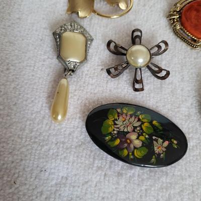 NICE VARIETY OF BROOCHES, SOME SIGNED