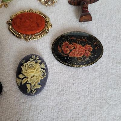 NICE VARIETY OF BROOCHES, SOME SIGNED