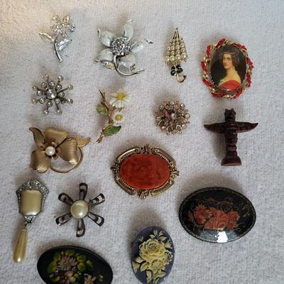 NICE VARIETY OF BROOCHES, SOME SIGNED