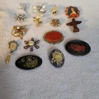 NICE VARIETY OF BROOCHES, SOME SIGNED
