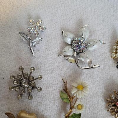 NICE VARIETY OF BROOCHES, SOME SIGNED