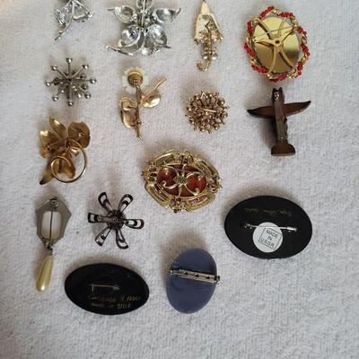 NICE VARIETY OF BROOCHES, SOME SIGNED