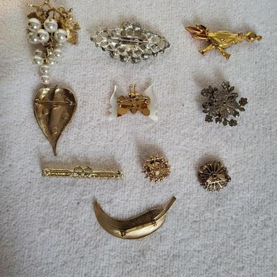 AN ASSORTMENT OF BROOCHES