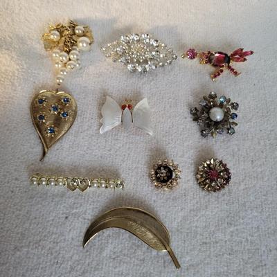 AN ASSORTMENT OF BROOCHES