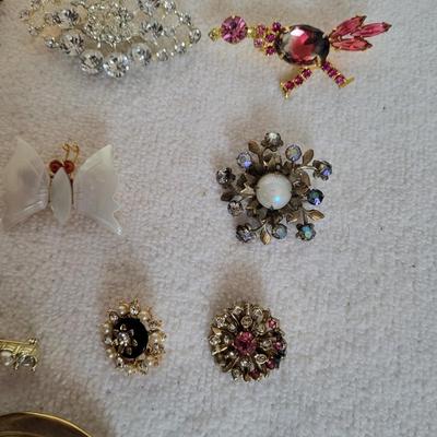 AN ASSORTMENT OF BROOCHES