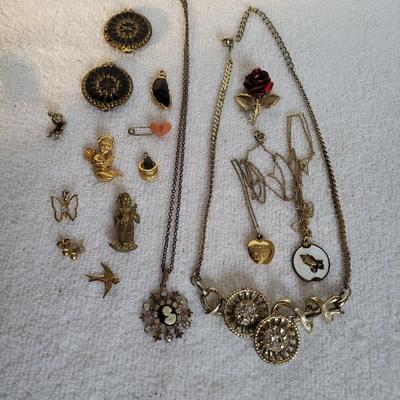 GOLD TONE COSTUME JEWELRY