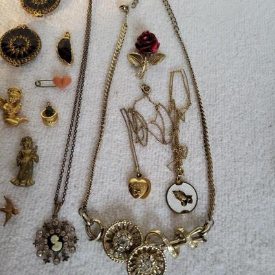 GOLD TONE COSTUME JEWELRY