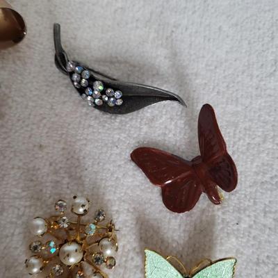 10 VINTAGE BROOCHES