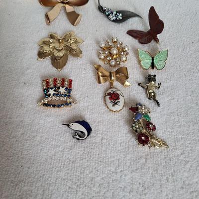 10 VINTAGE BROOCHES