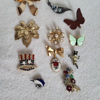 10 VINTAGE BROOCHES