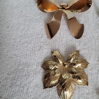 10 VINTAGE BROOCHES