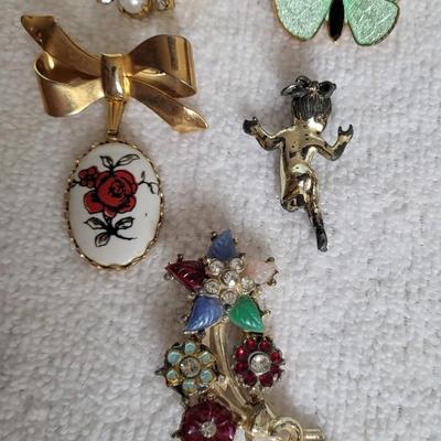 10 VINTAGE BROOCHES