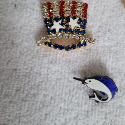 10 VINTAGE BROOCHES