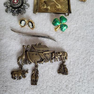 VARIETY OF COSTUME JEWELRY