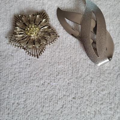 LARGE VINTAGE BROOCHES