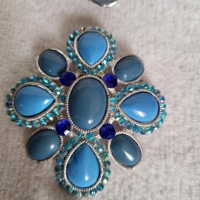 LARGE VINTAGE BROOCHES