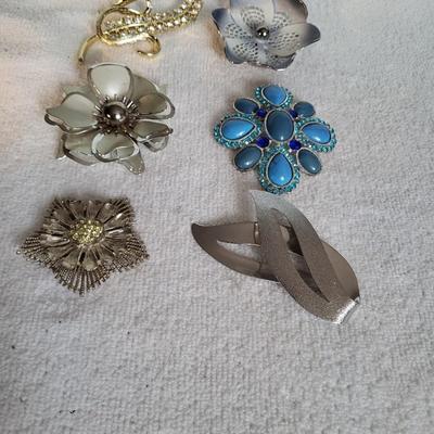 LARGE VINTAGE BROOCHES