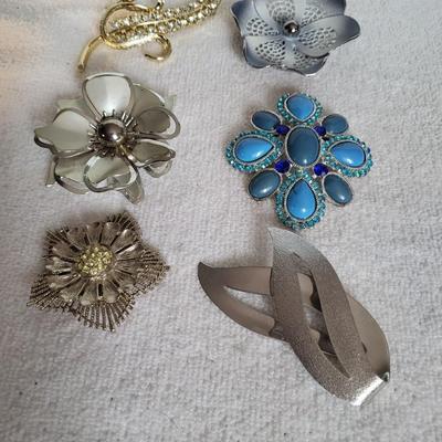 LARGE VINTAGE BROOCHES