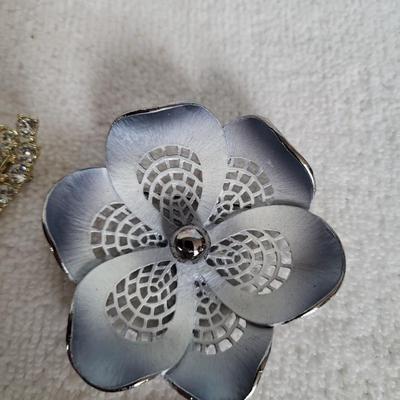 LARGE VINTAGE BROOCHES