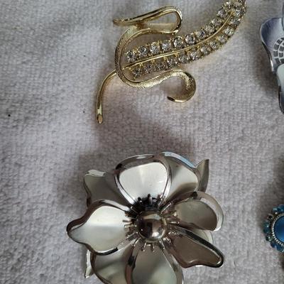 LARGE VINTAGE BROOCHES