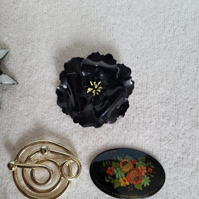 UNIQUE BROOCHES, A FEW SIGNED