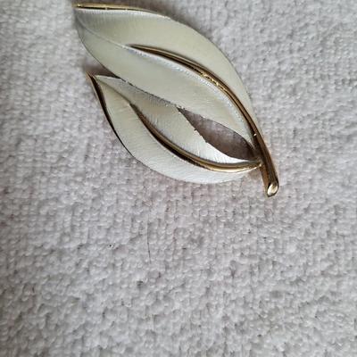UNIQUE BROOCHES, A FEW SIGNED