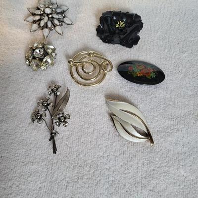 UNIQUE BROOCHES, A FEW SIGNED