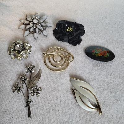 UNIQUE BROOCHES, A FEW SIGNED